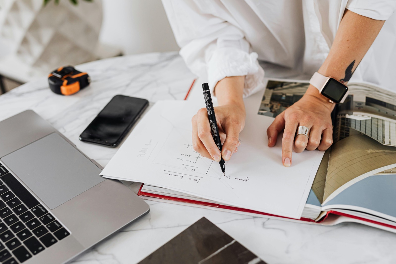 Escritorio organizado representando un modelo operativo estructurado